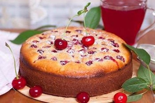 013350f9bc95ed3459bb90a13e99bd20 Пиріг з вишнею на кефірі в духовці   простий рецепт зі свіжої або замороженої ягоди