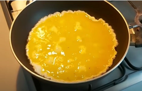 a8017b746999b300c861984263138527 Яєчня в лаваші на сковороді   рецепт з сиром і помідорами