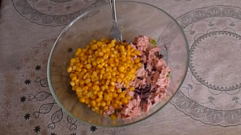 salaty s tuncom konservirovannym prostye i vkusnye recepty 76e2d90 Салати з тунцем консервованим   прості і смачні рецепти