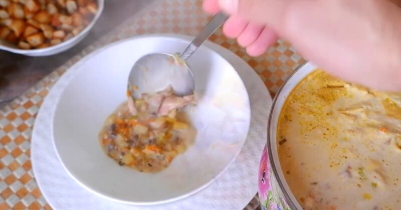 syrnyj sup iz plavlenogo syra s kuricej gribami i suharikami f6a3378 Сирний суп з плавленого сиру з куркою, грибами і сухариками